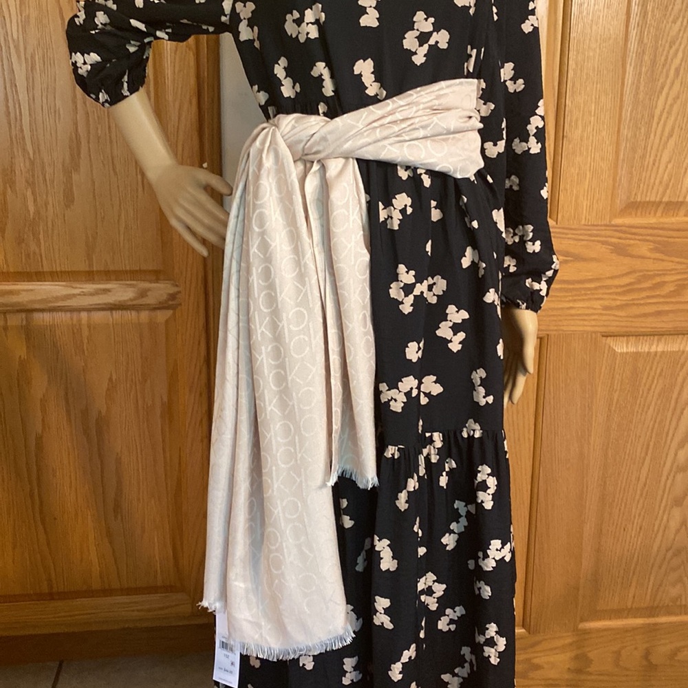 Large Calvin Klein Heathered Almond scarf with frayed edges and hoop for designs - Picture 9 of 14